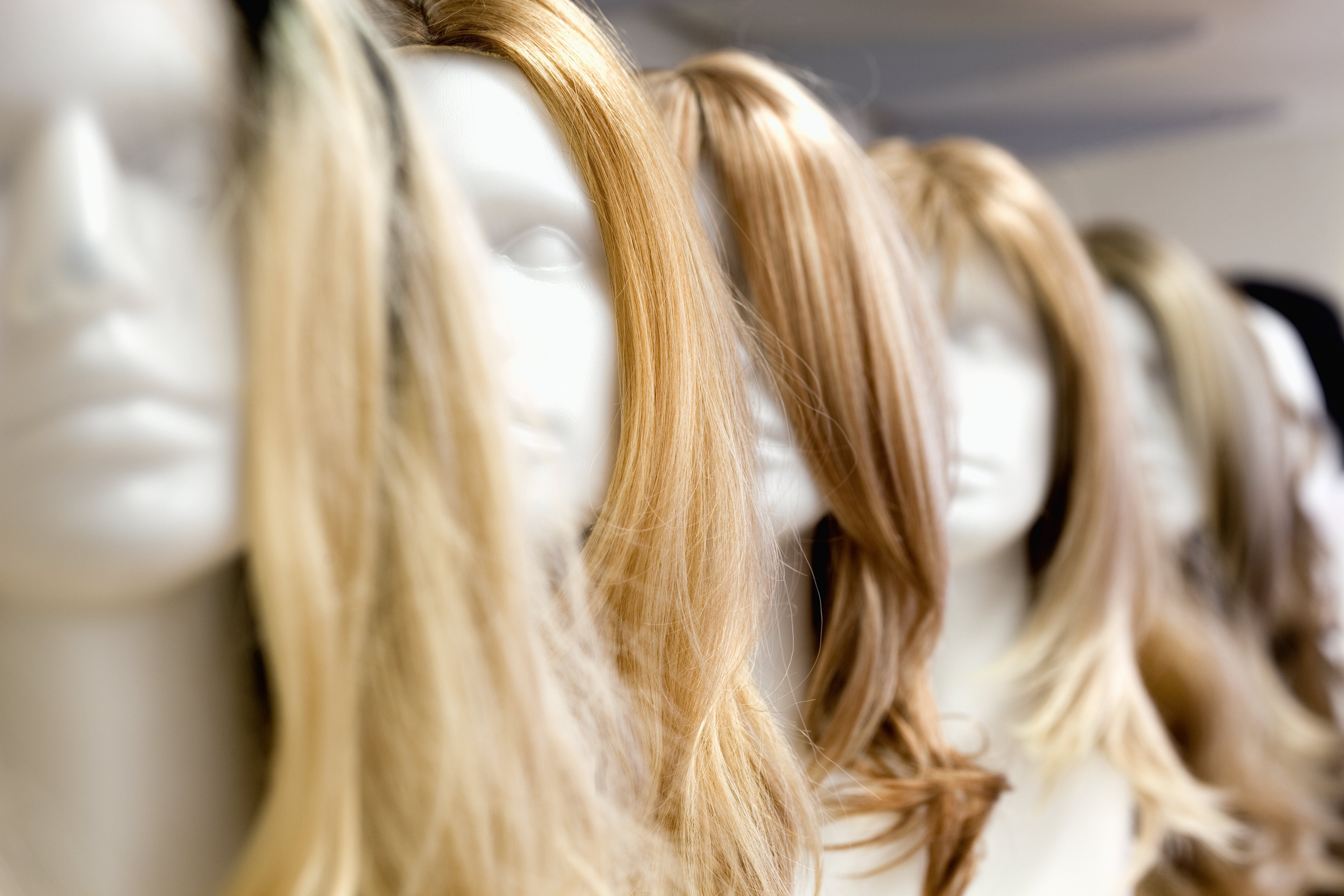 Row,Of,Mannequin,Heads,With,Wigs,On,The,Shelf